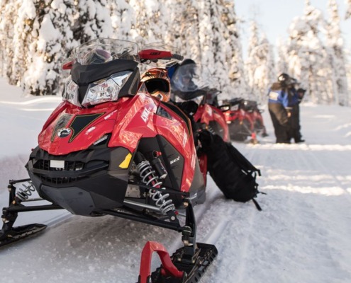 1 hour easy snowmobile safari in Levi